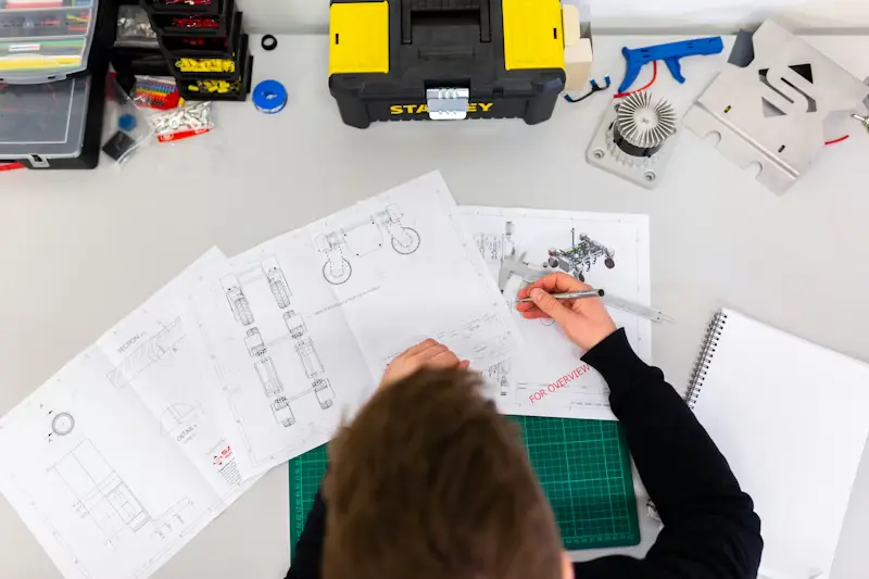 Manufacturing floor with equipment and operators